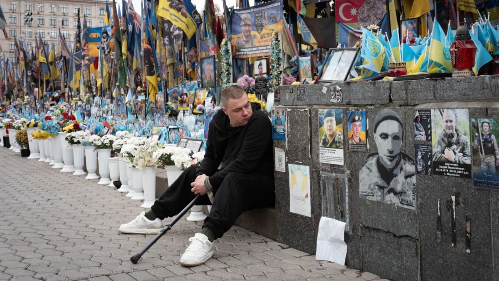 Selenskyj habe den Bundeskanzler über die massiven russischen Luftangriffe auf zivile Ziele und die ukrainische Energieinfrastruktur am vergangenen Wochenende informiert. (Archivbild)Efrem Lukatsky/AP/dpa Selenskyj habe den Bundeskanzler über die massiven russischen Luftangriffe auf zivile Ziele und die ukrainische Energieinfrastruktur am vergangenen Wochenende informiert. (Archivbild)Efrem Lukatsky/AP/dpa