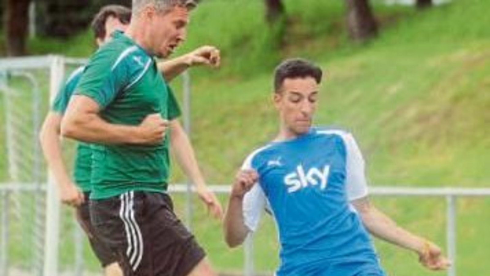 Nicht nur im Eröffnungsspiel hatte Auf die Spätzle fertig los (grüne Trikots) die Nase vorn. Die Mannschaft um Matthias Gille gewann das Freizeitturnier beim Sportfest des SV Iptingen. Foto: Fotomoment Nicht nur im Eröffnungsspiel hatte Auf die Spätzle fertig los (grüne Trikots) die Nase vorn. Die Mannschaft um Matthias Gille gewann das Freizeitturnier beim Sportfest des SV Iptingen. Foto: Fotomoment