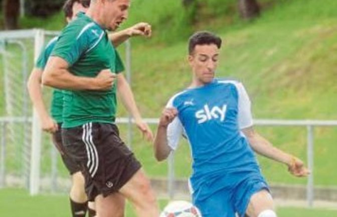 Nicht nur im Eröffnungsspiel hatte Auf die Spätzle fertig los (grüne Trikots) die Nase vorn. Die Mannschaft um Matthias Gille gewann das Freizeitturnier beim Sportfest des SV Iptingen.  Foto: Fotomoment