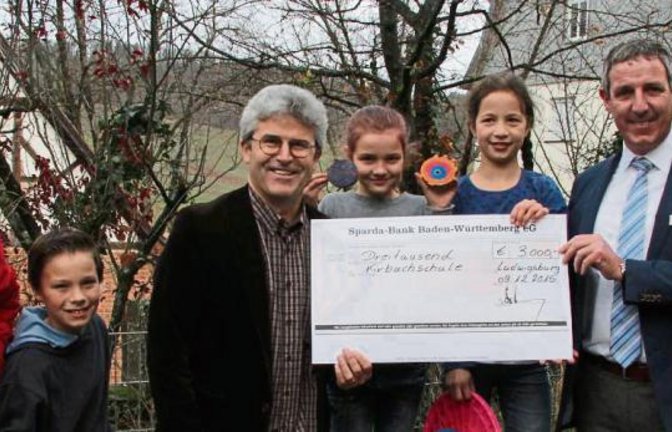 Schulleiter Graef und Michael Bley von der Sparda-Bank (re.) mit Symbolscheck.  Foto: Banholzer