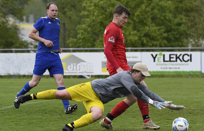 Salvatore Grillo, Torwart des SV Illingen II, hechtet sich auf den Ball, bevor Horrheims Joshua Krone (von rechts) rankam. <span class='image-autor'>Foto: Leitner</span>