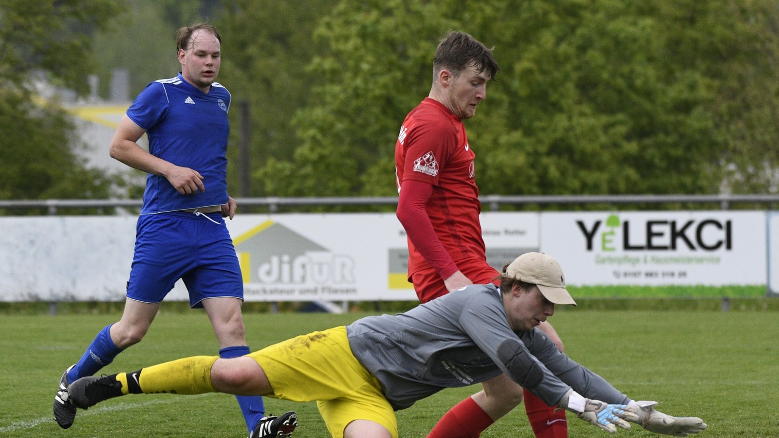 Salvatore Grillo, Torwart des SV Illingen II, hechtet sich auf den Ball, bevor Horrheims Joshua Krone (von rechts) rankam. Foto: Leitner