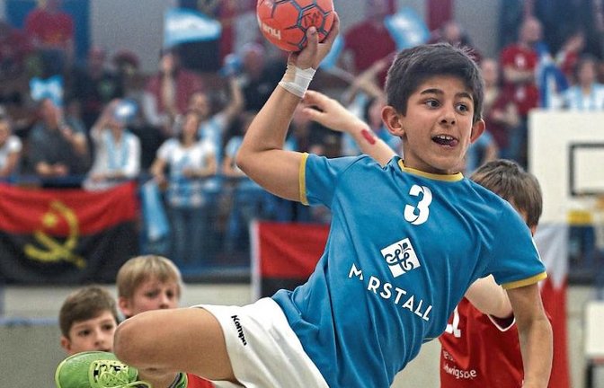 Vor einer beeindruckenden Kulisse aus Fahnen und argentinischen Fähnchen der mitgereisten Schlachtenbummler wirft Niilo Lichtenberger eines der Tore für Argentinien.  Fotos: Küppers/privat