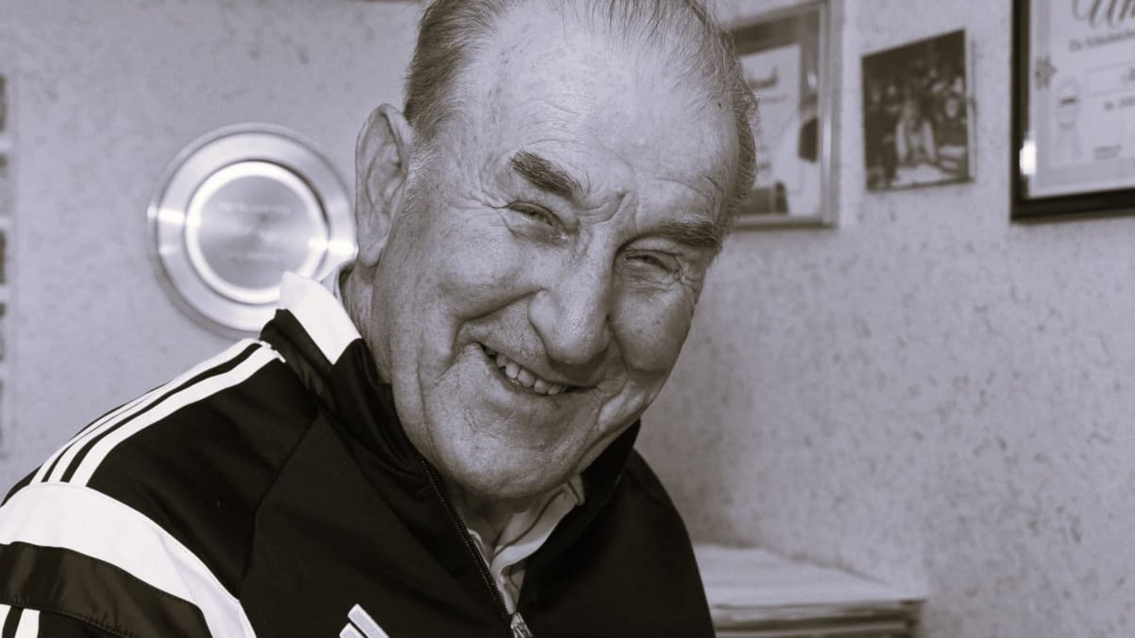 Ein Mensch mit einer positiven Lebenseinstellung und viel Humor: Schiedsrichter-Legende Hans Rieß, hier auf einem Foto aus dem Jahr 2015, ist im Alter von 88 Jahren verstorben.Archiv/Thomas Bischof