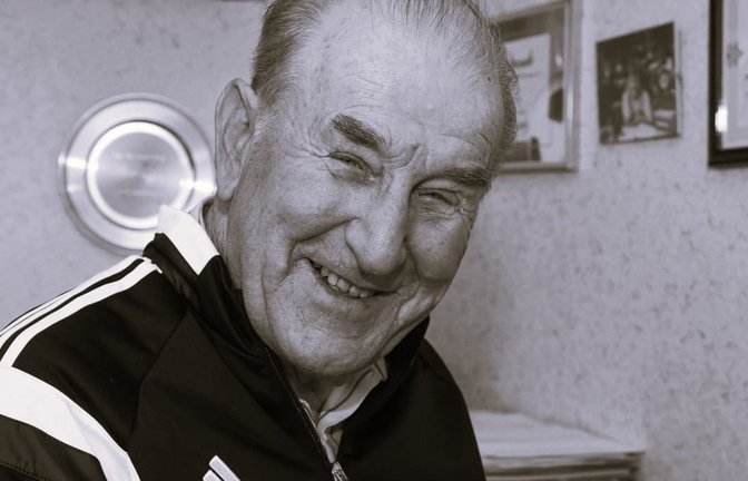 Ein Mensch mit einer positiven Lebenseinstellung und viel Humor: Schiedsrichter-Legende Hans Rieß, hier auf einem Foto aus dem Jahr 2015, ist im Alter von 88 Jahren verstorben.<span class='image-autor'>Archiv/Thomas Bischof</span>