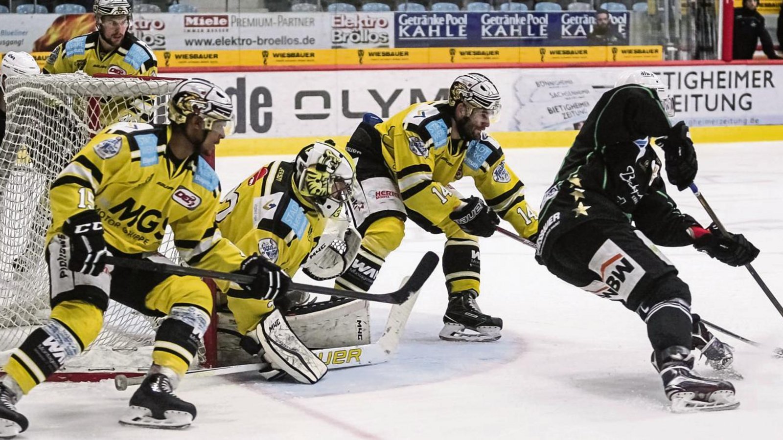 Robin Just nimmt Maß, obwohl die Bayreuth Tigers fast alle Mann vors Tor gestellt haben. Die Steelers dominieren beim 9:0 vor heimischem Publikum nach Belieben. Foto: Simecek Robin Just nimmt Maß, obwohl die Bayreuth Tigers fast alle Mann vors Tor gestellt haben. Die Steelers dominieren beim 9:0 vor heimischem Publikum nach Belieben. Foto: Simecek