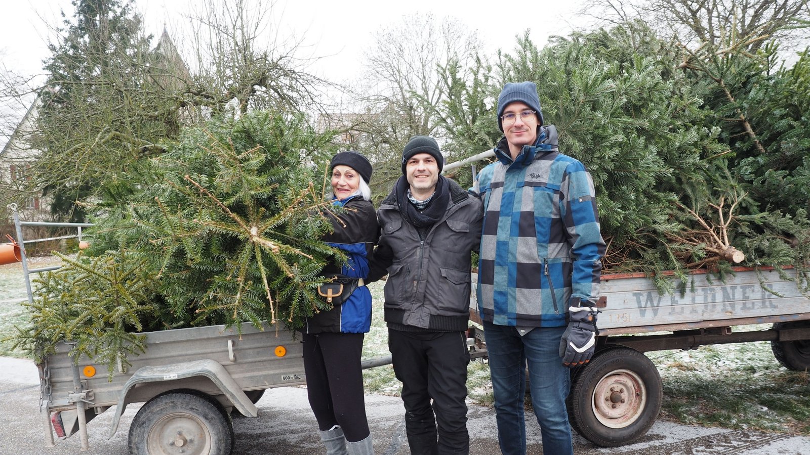 Entsorgung Weihnachtsbäume Christbäume Jutta Glöckle, Adrijan Federer sowie beim Fahrer Marc Lorch. Foto: Lorch