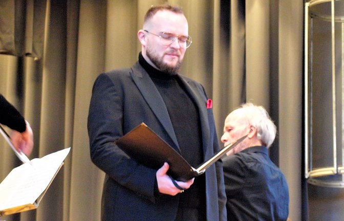 Hoch konzentriert wartet Countertenor Nils Wanderer auf seinen Einsatz. Rechts neben ihm der Gründer und Dirigent der Kammersinfonie, Peter Wallinger.  <span class='image-autor'>Fotos: Filitz</span>