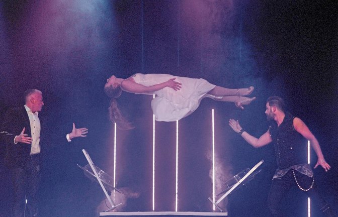 Das Duo „Marc & Alex“ lässt scheinbar eine Frau schweben. Fotos. Stahlfeld