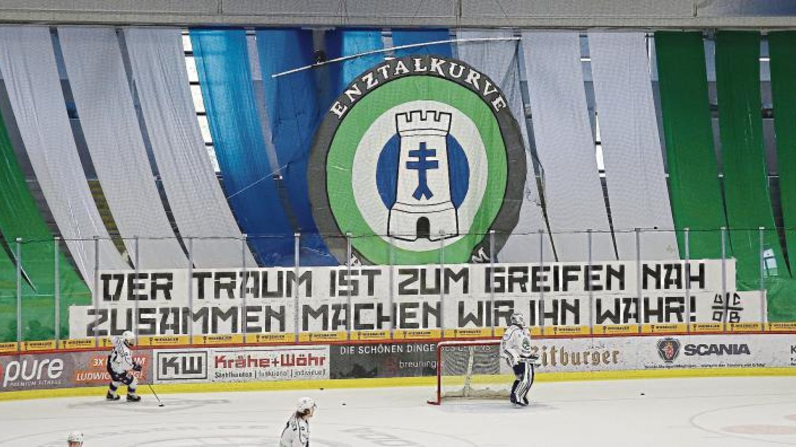 Der Traum ist nicht mehr nur zum Greifen nah, wie Fans während der Playoffs auf einem Plakat in der Ege-Trans-Arena meinten. Die Bietigheim Steelers spielen in der neuen Saison in der Deutschen Eishockey Liga (DEL). Foto: Baumann