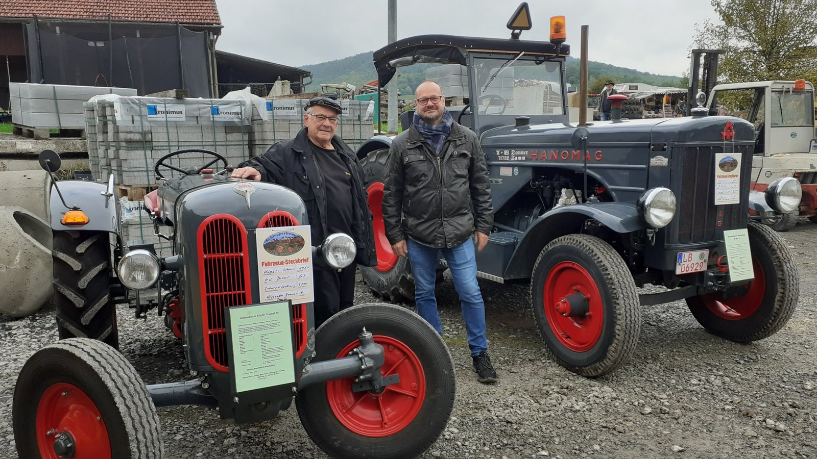 Die Sammler Werner und Alexander Danner waren aus Tamm mit ihren historischen Traktoren nach Hohenhaslach gefahren.