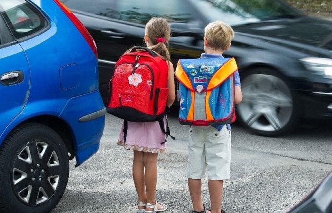 Risiko für Kinder: Elterntaxis sind laut ADAC-Studie weiterhin beliebt - der Verkehrsclup rät von solchen Fahrdiensten ab.<span class='image-autor'>dpa/Patrick Pleul</span>