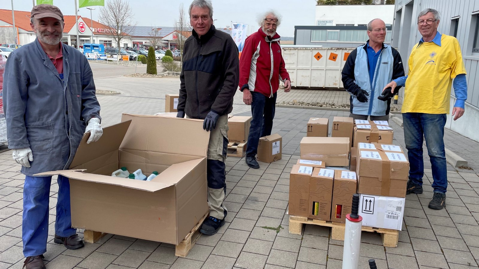 Mehrere Helfer sind in Sachsenheim eingesetzt. Mehrere Helfer sind in Sachsenheim eingesetzt.
