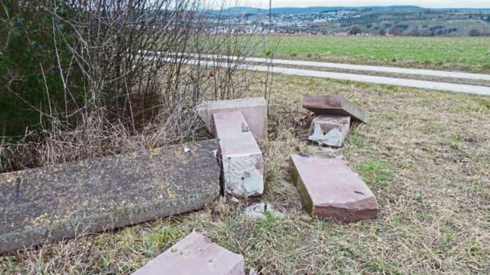 Auch wenn der Wind auf den Höhen über Enzweihingen durchaus kräftig wehen kann – von alleine ist diese Krugstatt sicher nicht umgefallen. Die Krugstatt bei den Waldhöfen sollte an die Flurbereinigung im Zuge des Baus der Schnellbahntrasse erinnern. Eine Krugstatt ist eine ein- oder mehrgliedrige Bank aus Stein, die in früheren Zeiten der Rast von Lastenträgern diente. Foto: Arning Auch wenn der Wind auf den Höhen über Enzweihingen durchaus kräftig wehen kann – von alleine ist diese Krugstatt sicher nicht umgefallen. Die Krugstatt bei den Waldhöfen sollte an die Flurbereinigung im Zuge des Baus der Schnellbahntrasse erinnern. Eine Krugstatt ist eine ein- oder mehrgliedrige Bank aus Stein, die in früheren Zeiten der Rast von Lastenträgern diente. Foto: Arning
