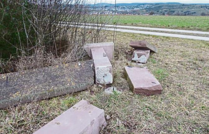 Auch wenn der Wind auf den Höhen über Enzweihingen durchaus kräftig wehen kann – von alleine ist diese Krugstatt sicher nicht umgefallen. Die Krugstatt bei den Waldhöfen sollte an die Flurbereinigung im Zuge des Baus der Schnellbahntrasse erinnern. Eine Krugstatt ist eine ein- oder mehrgliedrige Bank aus Stein, die in früheren Zeiten der Rast von Lastenträgern diente.  Foto: Arning
