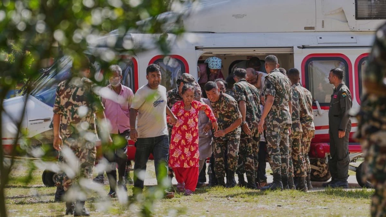 Soldaten der Armee helfen einer Familie beim Aussteigen aus einem Hubschrauber, nachdem sie aus einem von Sturzfluten betroffenen Gebiet im nepalesischen Distrikt Nuwakot gerettet wurden.Rajesh Kumar Singh/AP/dpa Soldaten der Armee helfen einer Familie beim Aussteigen aus einem Hubschrauber, nachdem sie aus einem von Sturzfluten betroffenen Gebiet im nepalesischen Distrikt Nuwakot gerettet wurden.Rajesh Kumar Singh/AP/dpa