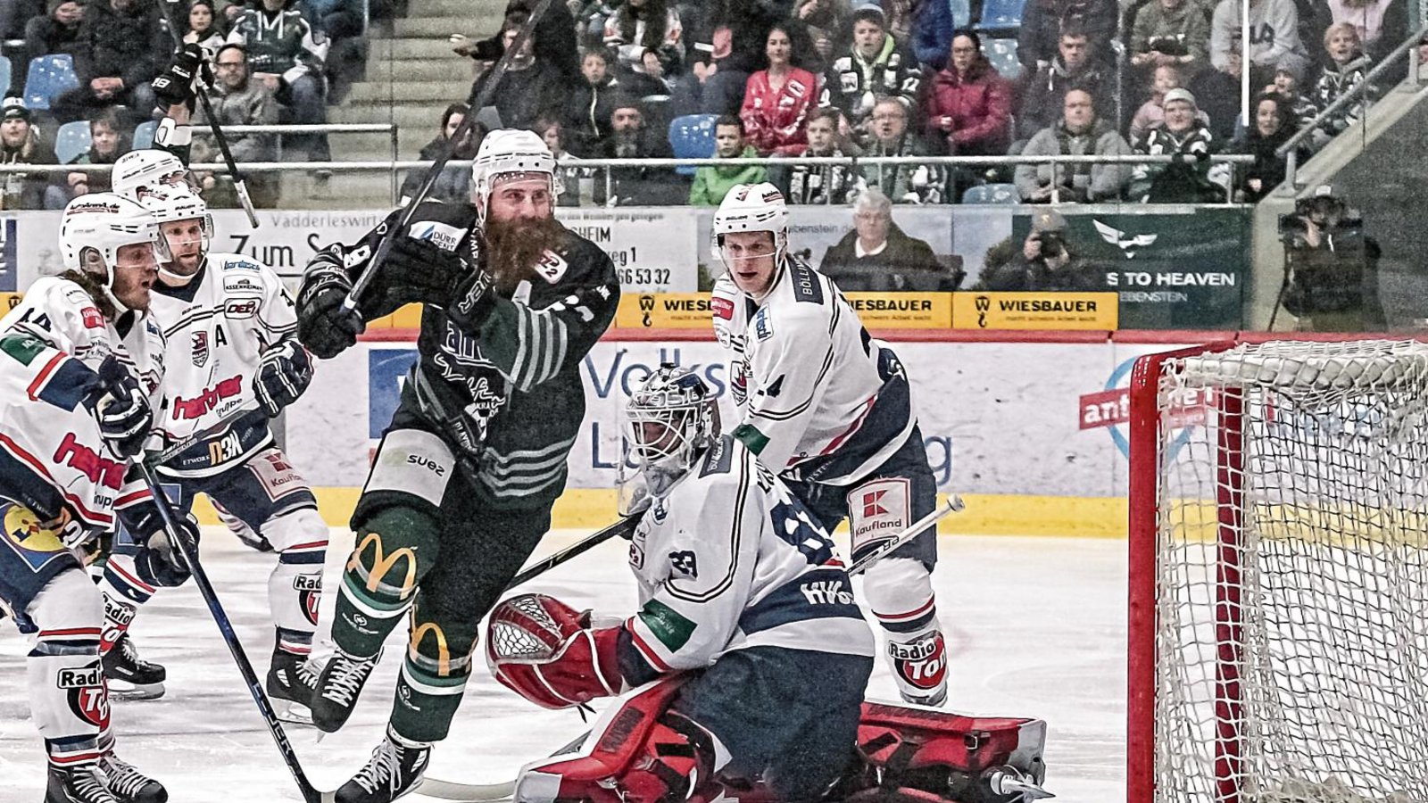 Bietigheims Shawn Weller (Mitte) hat nach nur 48 Sekunden mit dem 1:0 die Zeichen auf einen Steelers-Heimsieg und damit den Halbfinaleinzug gestellt. Foto: Simecek Bietigheims Shawn Weller (Mitte) hat nach nur 48 Sekunden mit dem 1:0 die Zeichen auf einen Steelers-Heimsieg und damit den Halbfinaleinzug gestellt. Foto: Simecek