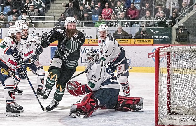 Bietigheims Shawn Weller (Mitte) hat nach nur 48 Sekunden mit dem 1:0 die Zeichen auf einen Steelers-Heimsieg und damit den Halbfinaleinzug gestellt.  Foto: Simecek