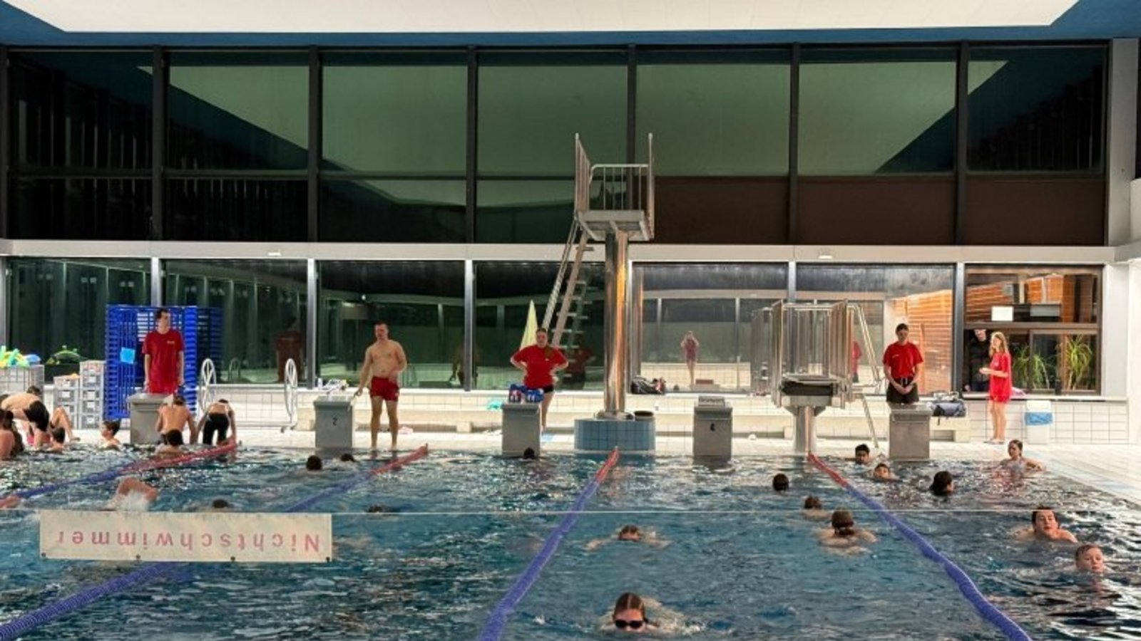 Reger Trainingsbetrieb im Hallenbad. Foto: p Reger Trainingsbetrieb im Hallenbad. Foto: p