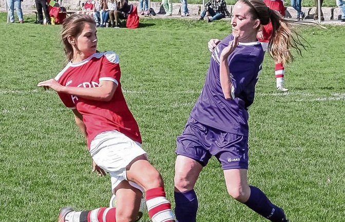 Romy Bahmer (links) brachte den SV Horrheim gegen Ottmarsheim mit ihrem Treffer mit 3:2 in Führung. Gereicht hat es aber nicht. Foto: Archiv/Simecek