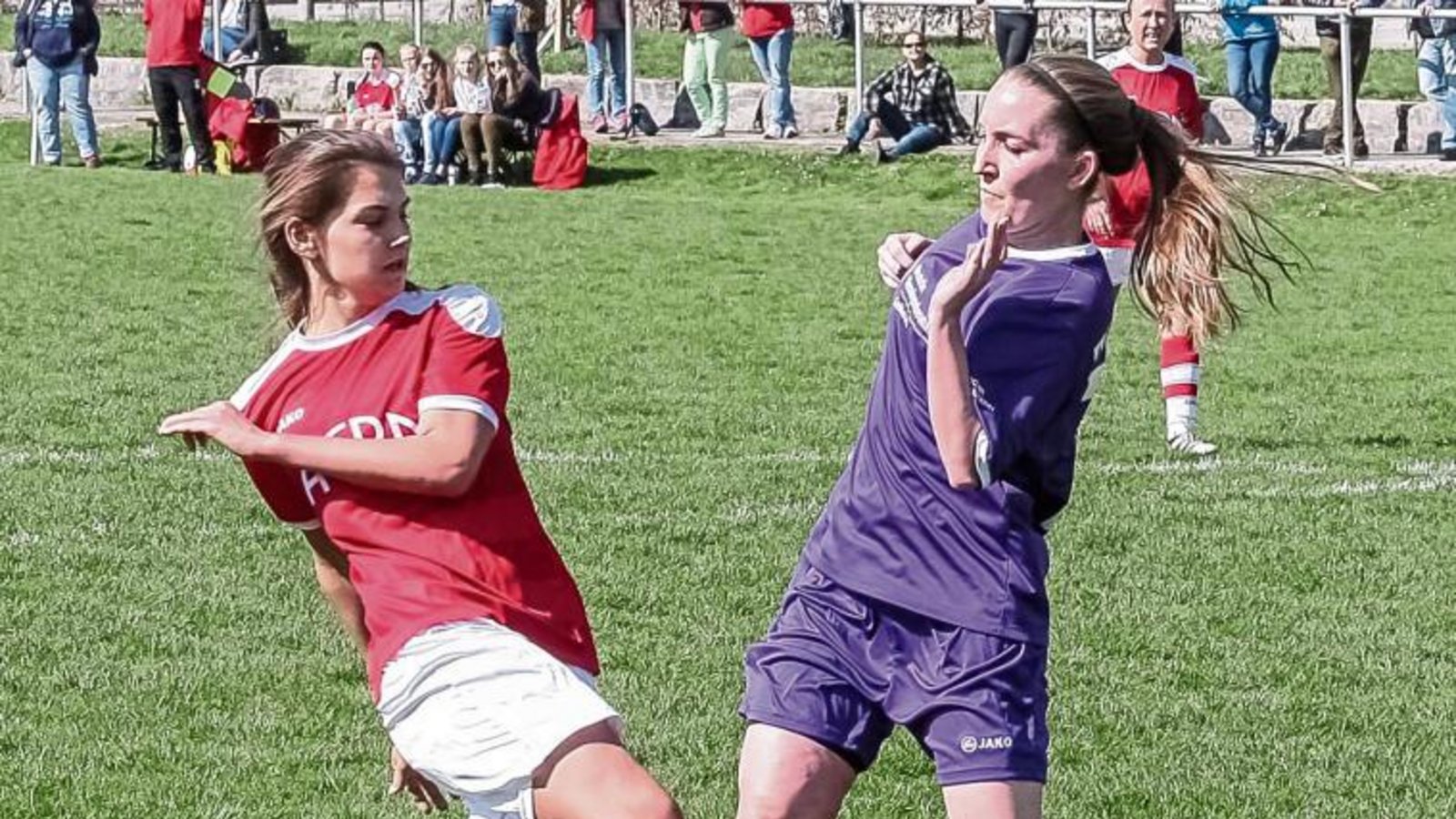 Romy Bahmer (links) brachte den SV Horrheim gegen Ottmarsheim mit ihrem Treffer mit 3:2 in Führung. Gereicht hat es aber nicht. Foto: Archiv/Simecek Romy Bahmer (links) brachte den SV Horrheim gegen Ottmarsheim mit ihrem Treffer mit 3:2 in Führung. Gereicht hat es aber nicht. Foto: Archiv/Simecek