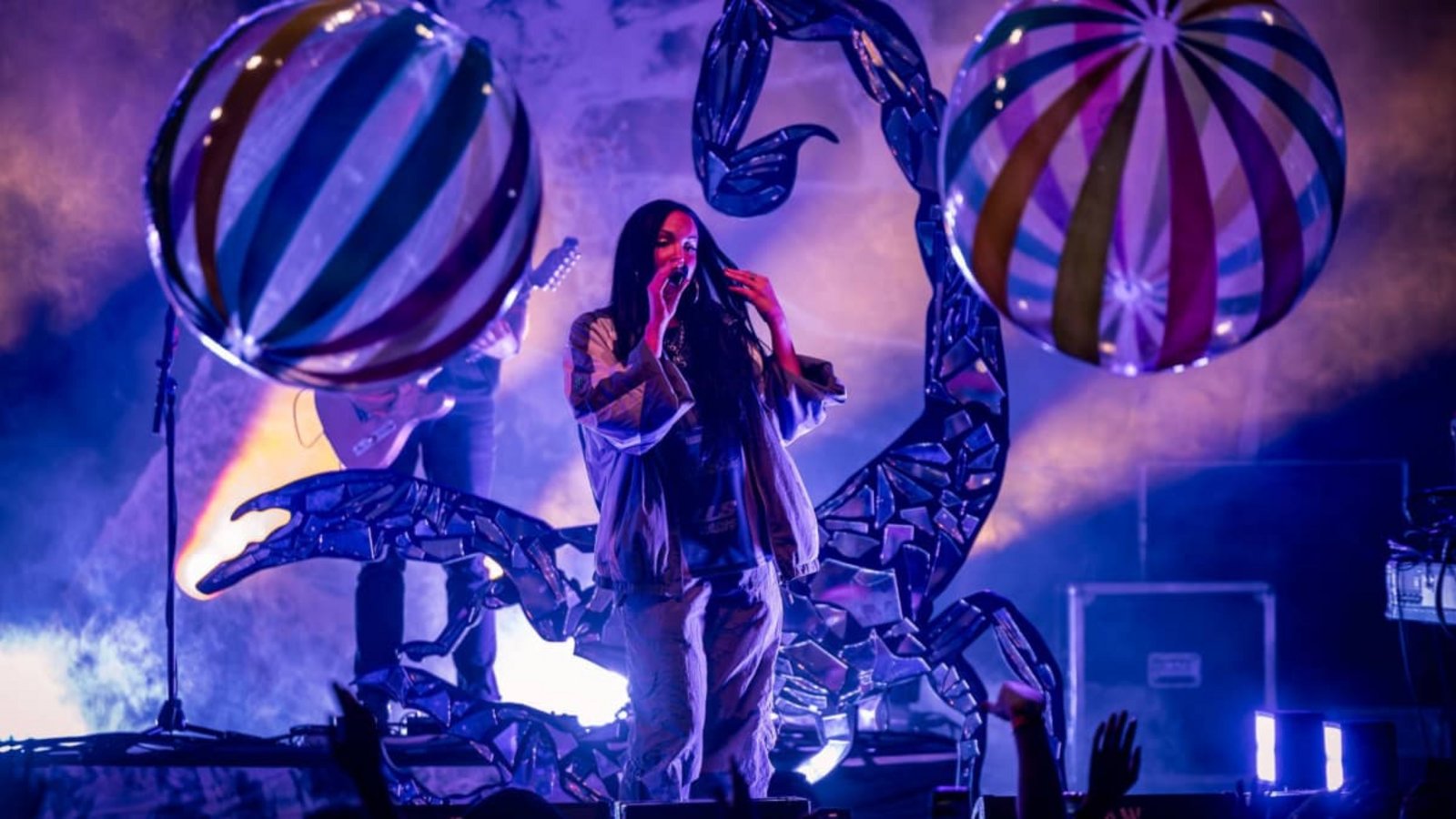 Die Rapperin Juju bei einem Konzert in Geiselwind im Jahr 2024. Beim Auftritt im Wizemann waren Fotografen nicht zugelassen.IMAGO/HMB-Media Die Rapperin Juju bei einem Konzert in Geiselwind im Jahr 2024. Beim Auftritt im Wizemann waren Fotografen nicht zugelassen.IMAGO/HMB-Media