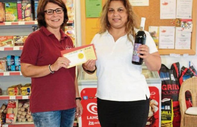 Freude beim Dorfladen Enzweihingen – und bei Albena Rangelovp (rechts): Als 100 000. Kundin des Dorfladens erhielt sie vergangene Woche von Petra Schneider einen Warengutschein und eine Flasche Wein.  Foto: p
