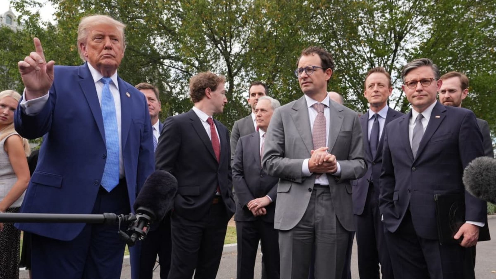US-Präsident Donald Trump sagt, dass die KI-Unternehmen sich gegenseitig kontrollieren würden.Alex Brandon/AP/dpa