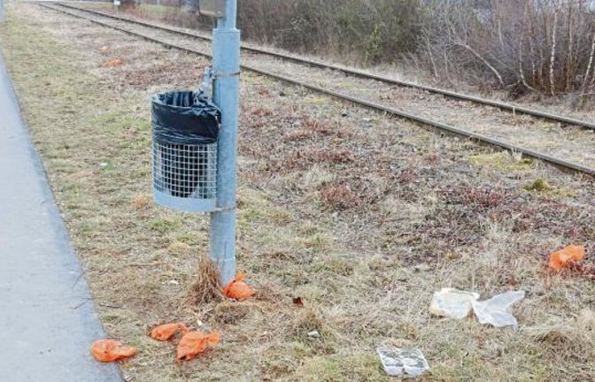 Was soll denn das? Entsorgung der Hundebeutel neben dem Mülleimer. Wir gehen stark davon aus, dass dafür nicht die Hundehalter verantwortlich sind. Fotografiert am Spielplatz an der ehemaligen WEG-Bahnlinie beim Vaihinger Neubaugebiet „Leinfelder Weg“.  Foto: Arning