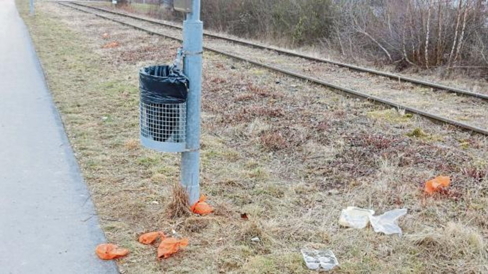 Was soll denn das? Entsorgung der Hundebeutel neben dem Mülleimer. Wir gehen stark davon aus, dass dafür nicht die Hundehalter verantwortlich sind. Fotografiert am Spielplatz an der ehemaligen WEG-Bahnlinie beim Vaihinger Neubaugebiet „Leinfelder Weg“. Foto: Arning Was soll denn das? Entsorgung der Hundebeutel neben dem Mülleimer. Wir gehen stark davon aus, dass dafür nicht die Hundehalter verantwortlich sind. Fotografiert am Spielplatz an der ehemaligen WEG-Bahnlinie beim Vaihinger Neubaugebiet „Leinfelder Weg“. Foto: Arning