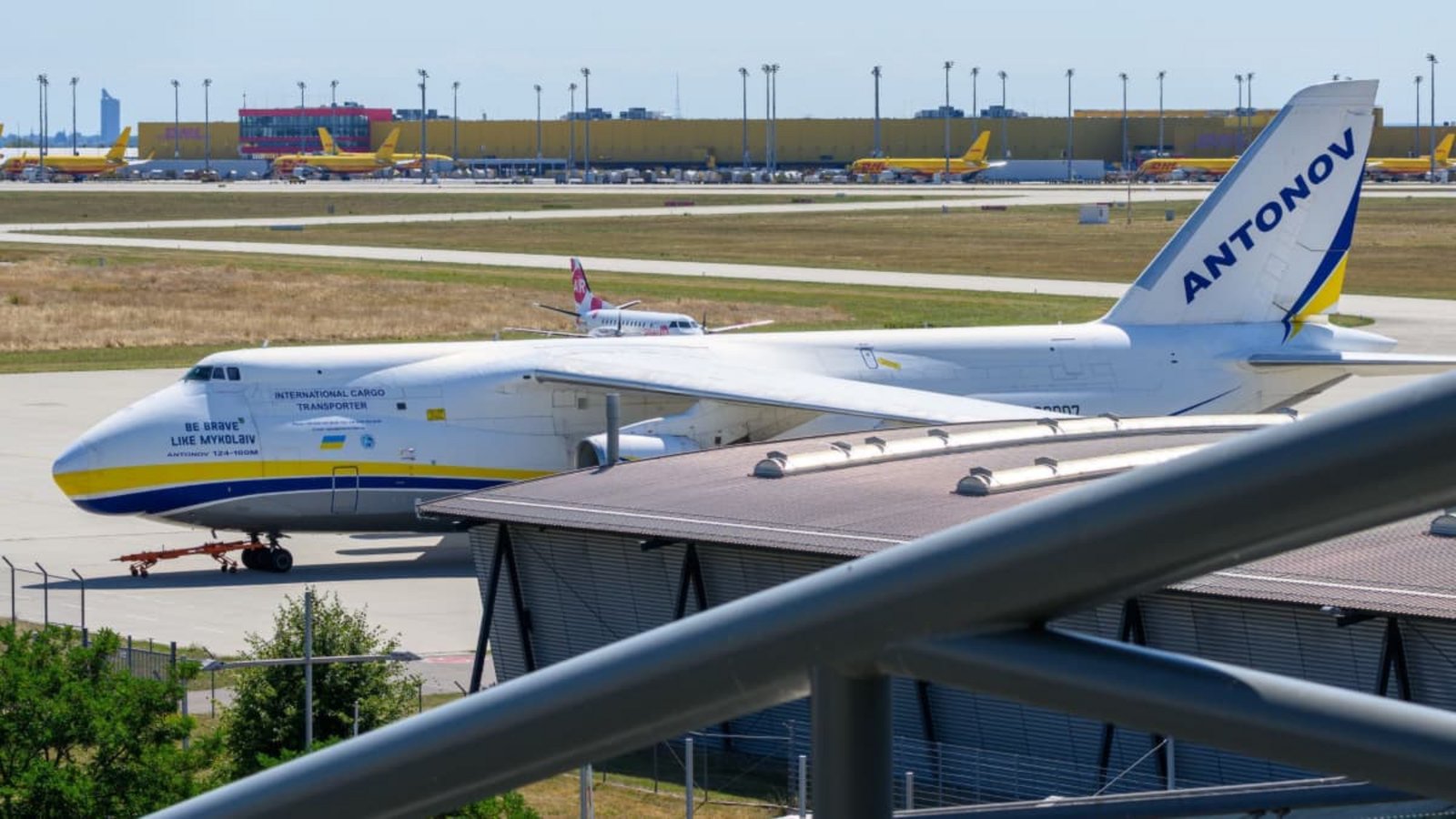 Die mit Sprengstoff beladene Drohne am Leipziger Flughafen sollte mutmaßlich eine ukrainische Frachtmaschine beschädigen.Hendrik Schmidt/dpa Die mit Sprengstoff beladene Drohne am Leipziger Flughafen sollte mutmaßlich eine ukrainische Frachtmaschine beschädigen.Hendrik Schmidt/dpa