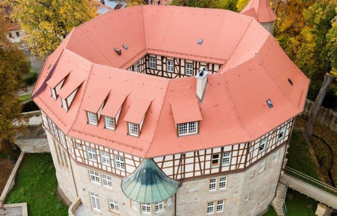 In den Verwaltungsgebäuden, wie hier dem Sachsenheimer Wasserschloss, werden in der Heizperiode an Arbeitsplätzen noch 19 Grad Celsius herrschen. Das historische Gebäude wird auch nach Sonnenuntergang nicht mehr angestrahlt. <span class='image-autor'>Foto: Archiv</span>