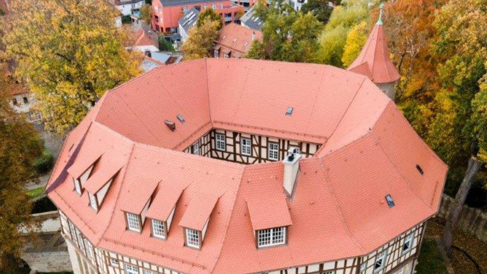 In den Verwaltungsgebäuden, wie hier dem Sachsenheimer Wasserschloss, werden in der Heizperiode an Arbeitsplätzen noch 19 Grad Celsius herrschen. Das historische Gebäude wird auch nach Sonnenuntergang nicht mehr angestrahlt. Foto: Archiv