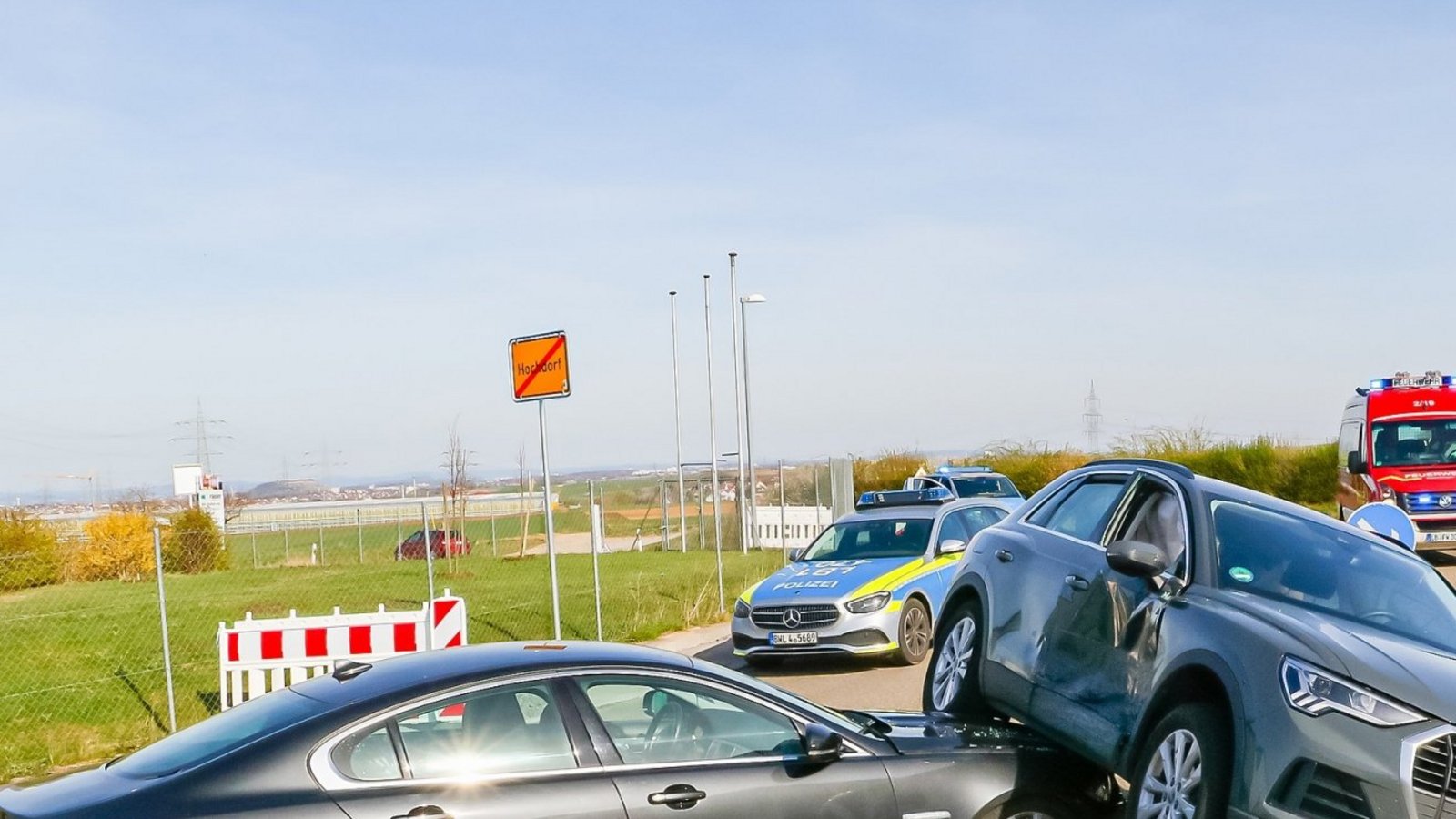 Am Montag gegen 16 Uhr fuhr ein 61-Jähriger mit seinem Audi von der B 10 kommend auf der Landesstraße 1136 nach rechts in das Gewerbegebiet Pulverdinger Weg in Hochdorf. Dort wollte er gleich wieder nach links in den Zeppelinring abbiegen und übersah hierbei den entgegenkommenden Jaguar eines 49-Jährigen. Es kam zum Zusammenstoß der beiden Fahrzeuge, wodurch die 55-jährige Beifahrerin im Audi leicht verletzt wurde. Es entstand ein Schaden on etwa 50 000 Euro. Foto: KS-Image