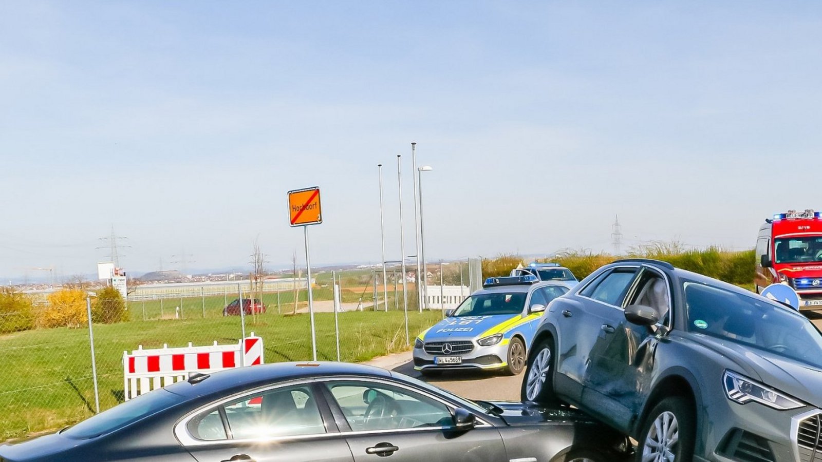 Am Montag gegen 16 Uhr fuhr ein 61-Jähriger mit seinem Audi von der B 10 kommend auf der Landesstraße 1136 nach rechts in das Gewerbegebiet Pulverdinger Weg in Hochdorf. Dort wollte er gleich wieder nach links in den Zeppelinring abbiegen und übersah hierbei den entgegenkommenden Jaguar eines 49-Jährigen. Es kam zum Zusammenstoß der beiden Fahrzeuge, wodurch die 55-jährige Beifahrerin im Audi leicht verletzt wurde. Es entstand ein Schaden on etwa 50 000 Euro. Foto: KS-Image Am Montag gegen 16 Uhr fuhr ein 61-Jähriger mit seinem Audi von der B 10 kommend auf der Landesstraße 1136 nach rechts in das Gewerbegebiet Pulverdinger Weg in Hochdorf. Dort wollte er gleich wieder nach links in den Zeppelinring abbiegen und übersah hierbei den entgegenkommenden Jaguar eines 49-Jährigen. Es kam zum Zusammenstoß der beiden Fahrzeuge, wodurch die 55-jährige Beifahrerin im Audi leicht verletzt wurde. Es entstand ein Schaden on etwa 50 000 Euro. Foto: KS-Image