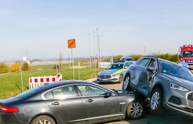 Am Montag gegen 16 Uhr fuhr ein 61-Jähriger mit seinem Audi von der B 10 kommend auf der Landesstraße 1136 nach rechts in das Gewerbegebiet Pulverdinger Weg in Hochdorf. Dort wollte er gleich wieder nach links in den Zeppelinring abbiegen und übersah hierbei den entgegenkommenden Jaguar eines 49-Jährigen. Es kam zum Zusammenstoß der beiden Fahrzeuge, wodurch die 55-jährige Beifahrerin im Audi leicht verletzt wurde. Es entstand ein Schaden on etwa 50 000 Euro. <span class='image-autor'>Foto: KS-Image</span>