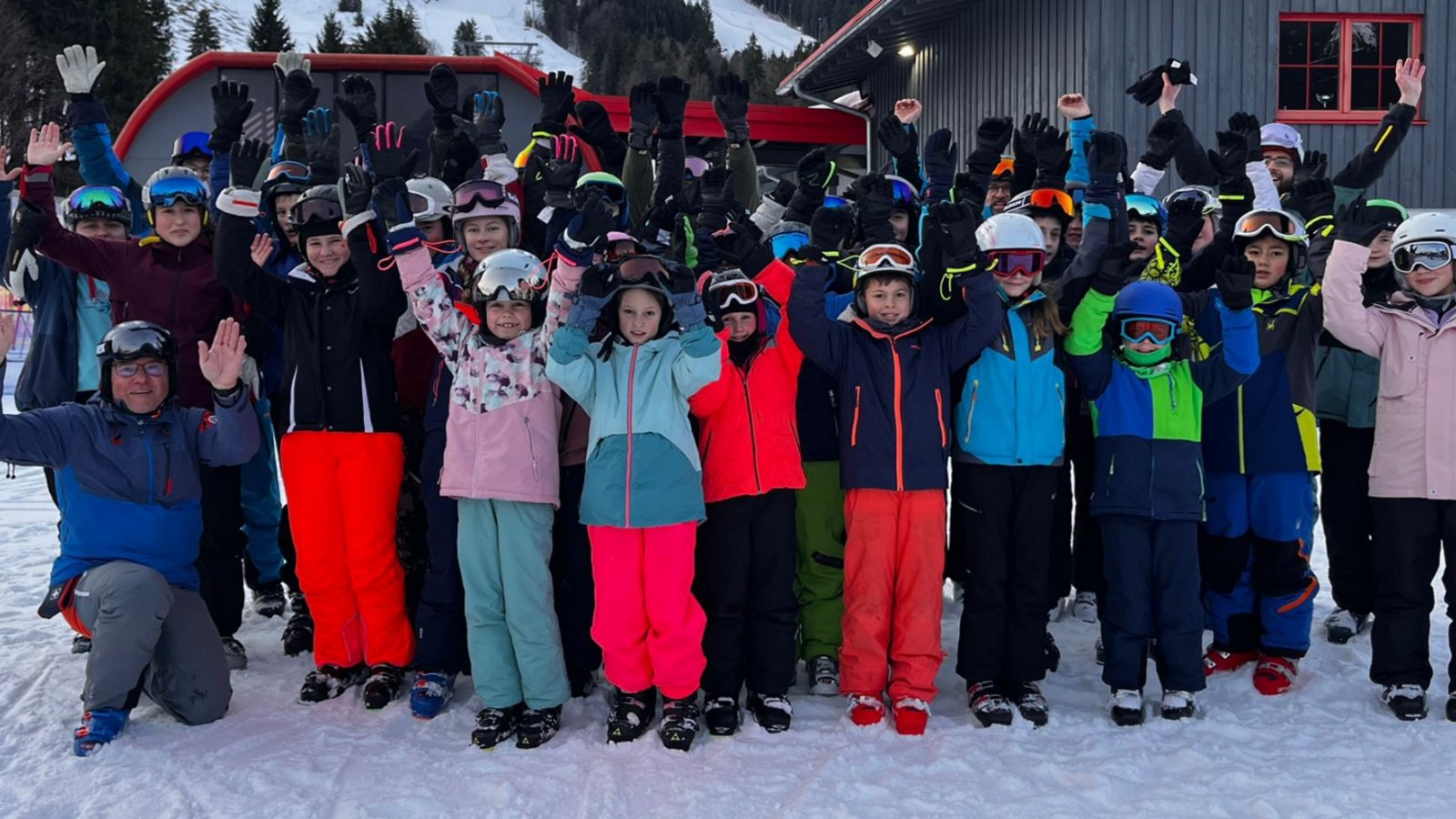 Hoch die Hände: Die Laune bei der Skifreizeit ist bestens. Foto: p Hoch die Hände: Die Laune bei der Skifreizeit ist bestens. Foto: p
