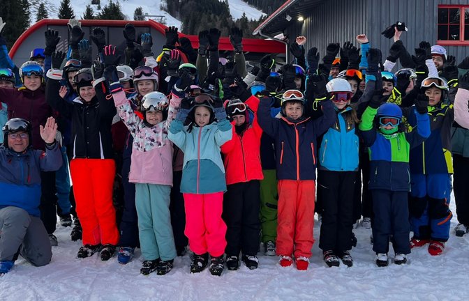 Hoch die Hände: Die Laune bei der Skifreizeit ist bestens. <span class='image-autor'>Foto: p</span>