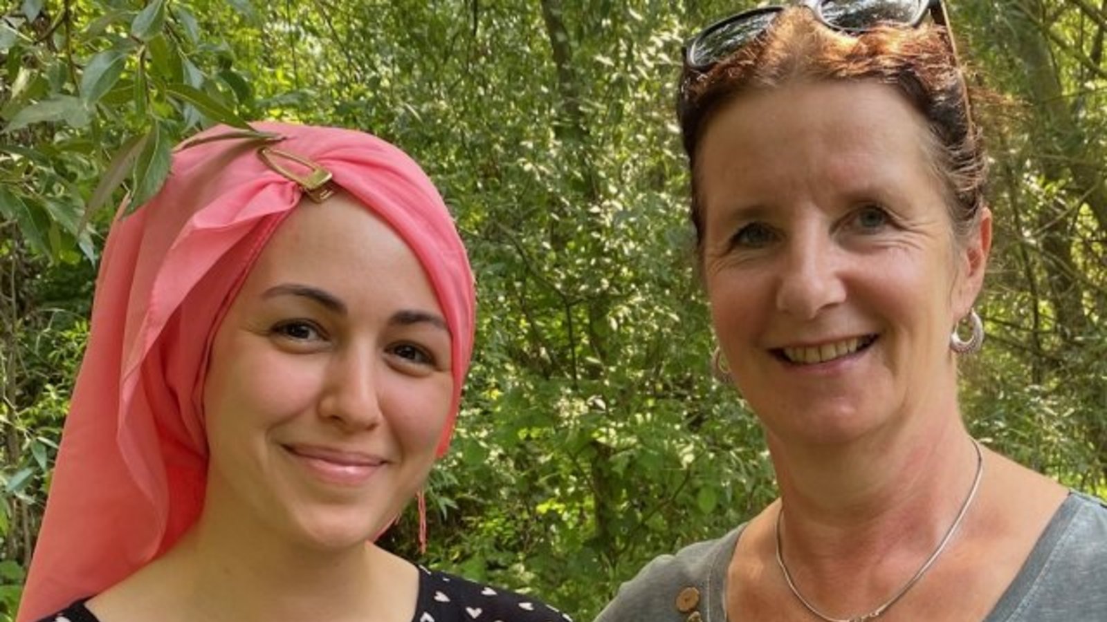 Kübra Kücük vom Jugendtreff Enzberg (links) und Susanne Höhlein-Stokowski vom Consilio leiten das Generationen-Projekt.  Foto: p