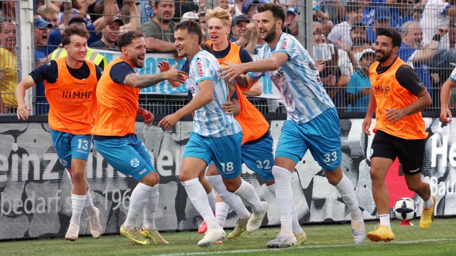 Maximilian Zaiser (3. v. li.) traf schon gegen den SSV Ulm 1846 und erzielte jetzt in Homburg den 1:0-Siegtreffer.Baumann/Julia Rahn Maximilian Zaiser (3. v. li.) traf schon gegen den SSV Ulm 1846 und erzielte jetzt in Homburg den 1:0-Siegtreffer.Baumann/Julia Rahn