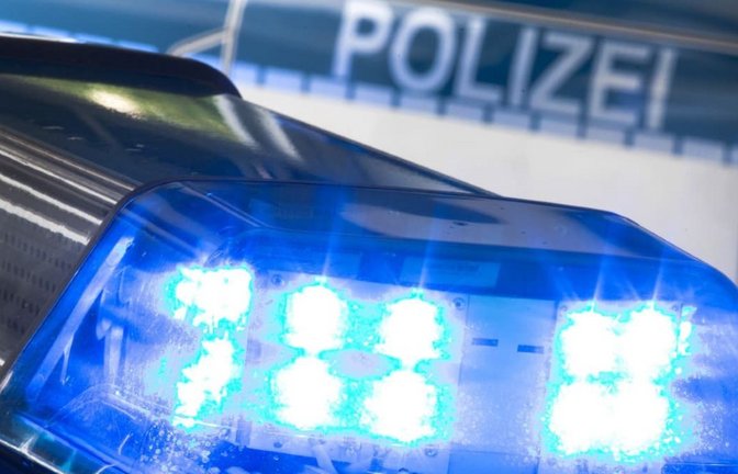 Ein Kleinwagen provoziert einen Unfall in Backnang. Die Polizei sucht nun Zeugen (Symbolfoto).<span class='image-autor'>Firma dpa STATISTISCH</span>