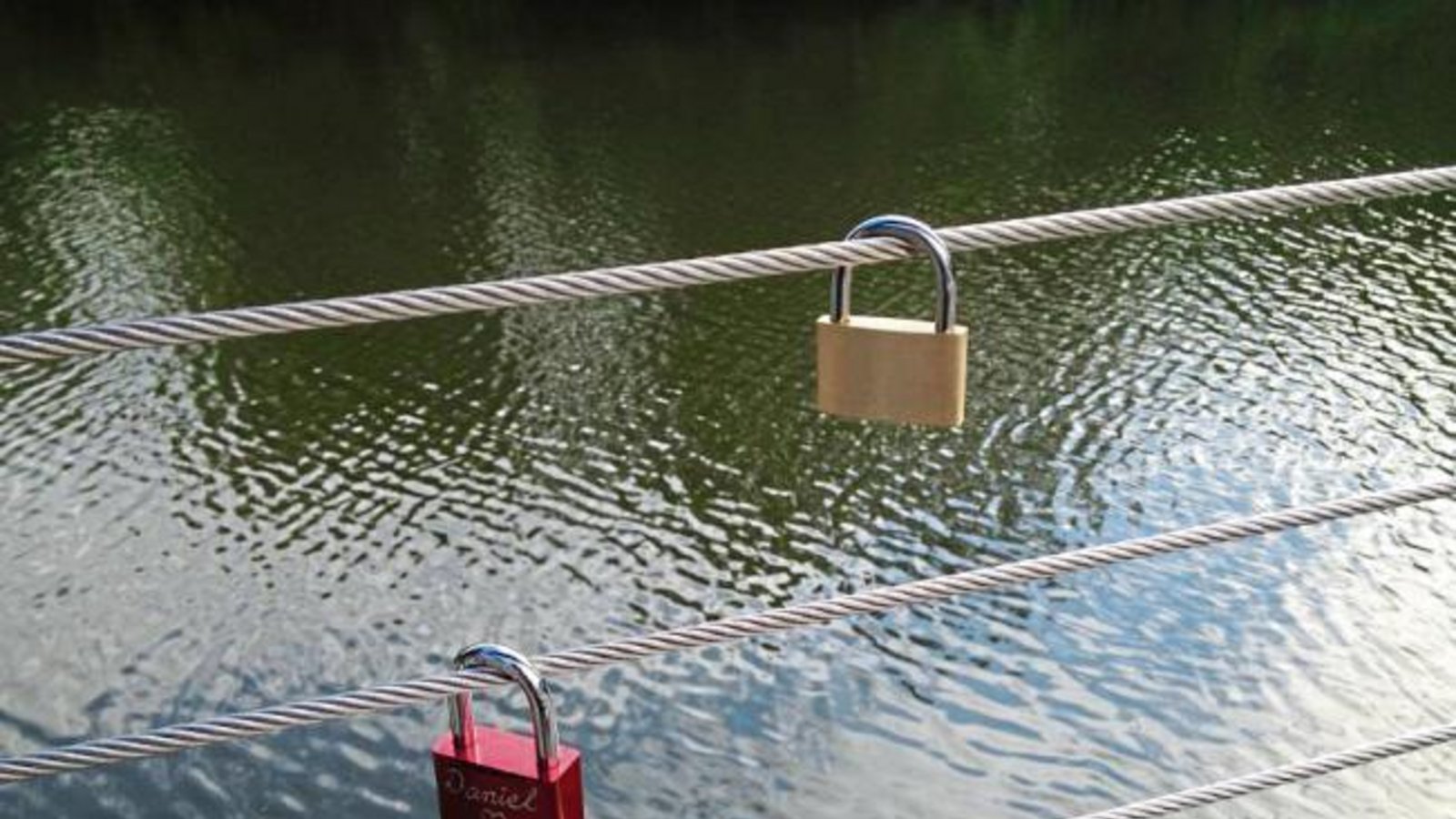 Die Liebesschlösser an der Enz hat Friedbert Rößler aus Vaihingen entdeckt.