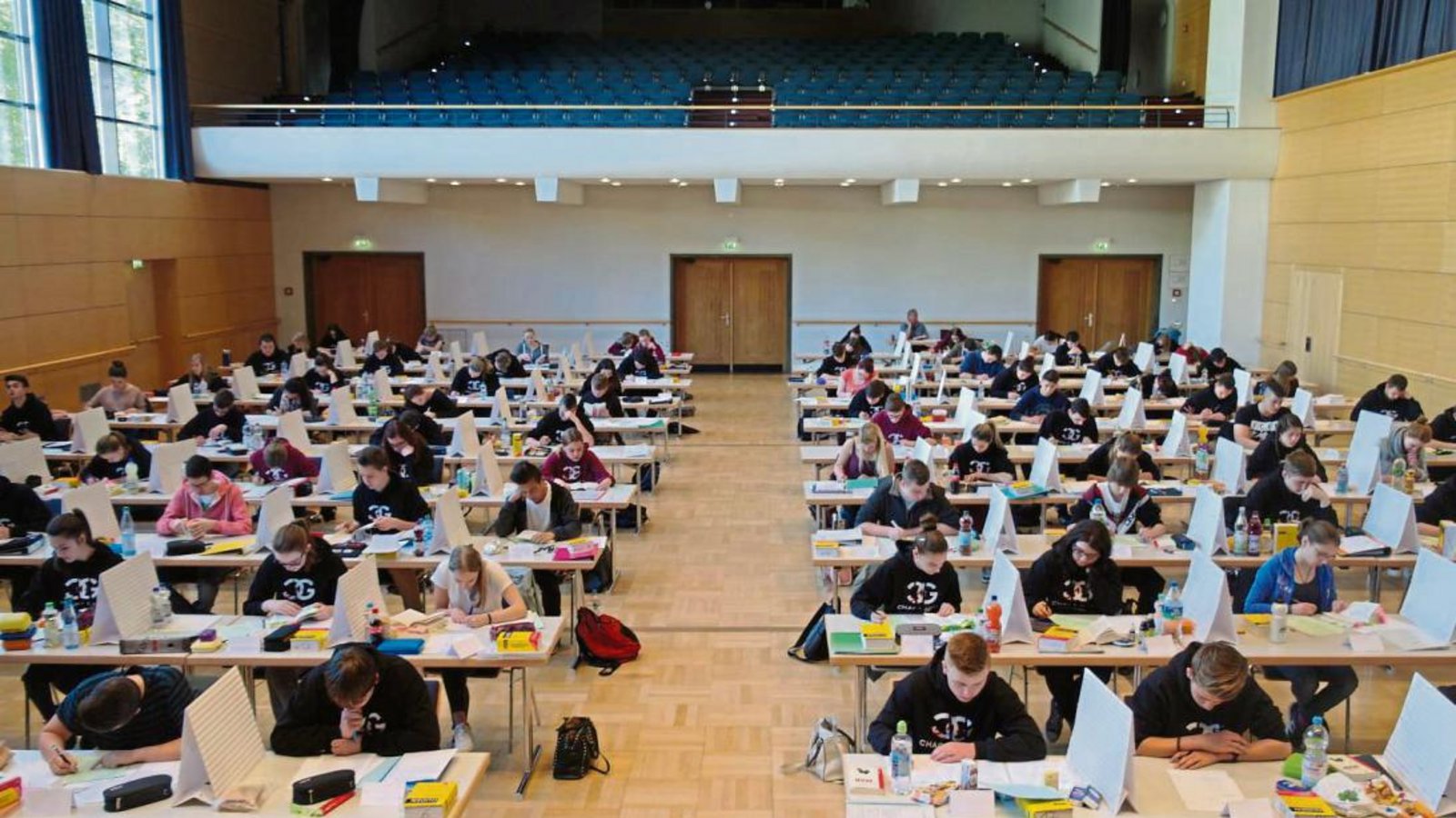 Die Zehntklässler der Ferndinand-Steinbeis-Realschule brüten in der Vaihinger Stadthalle über der Deutschprüfung.  Fotos: p