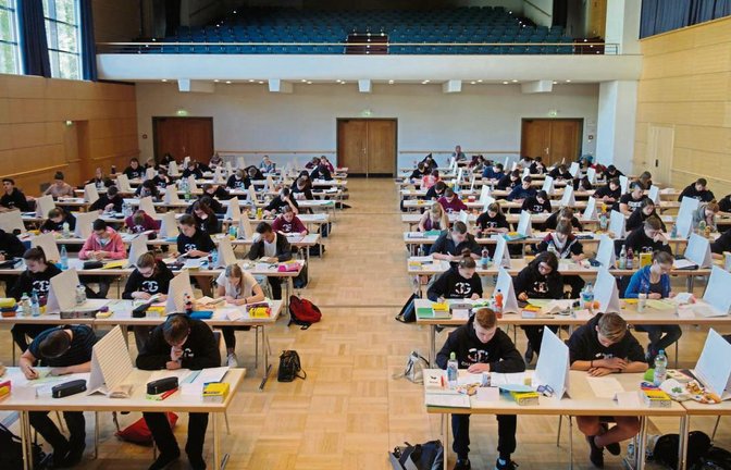 Die Zehntklässler der Ferndinand-Steinbeis-Realschule brüten in der Vaihinger Stadthalle über der Deutschprüfung.  Fotos: p