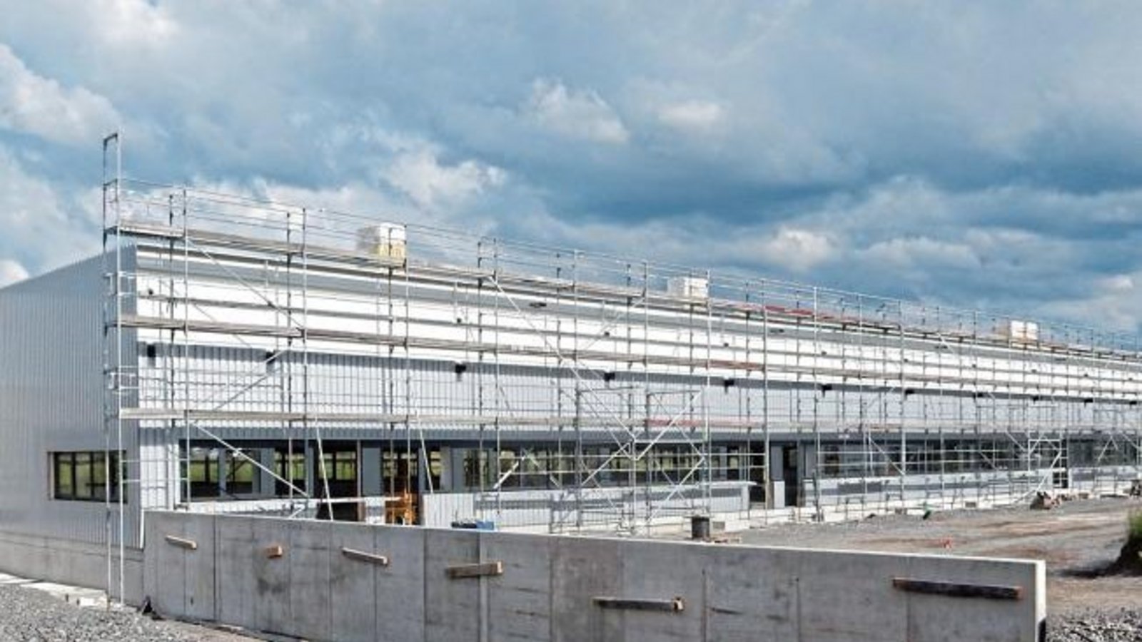 Endspurt am neuen Verteilzentrum der Post DHL Group auf dem „Perfekten Standort“ beim Kleinglattbacher Kreisverkehr. „Laut Bauplanung soll der Zustellstützpunkt in Vaihingen Mitte Juli fertiggestellt werden“, lässt die Pressestelle in Stuttgart auf Anfrag Endspurt am neuen Verteilzentrum der Post DHL Group auf dem „Perfekten Standort“ beim Kleinglattbacher Kreisverkehr. „Laut Bauplanung soll der Zustellstützpunkt in Vaihingen Mitte Juli fertiggestellt werden“, lässt die Pressestelle in Stuttgart auf Anfrag
