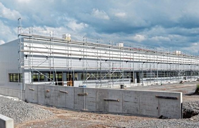 Endspurt am neuen Verteilzentrum der Post DHL Group auf dem „Perfekten Standort“ beim Kleinglattbacher Kreisverkehr. „Laut Bauplanung soll der Zustellstützpunkt in Vaihingen Mitte Juli fertiggestellt werden“, lässt die Pressestelle in Stuttgart auf Anfrag