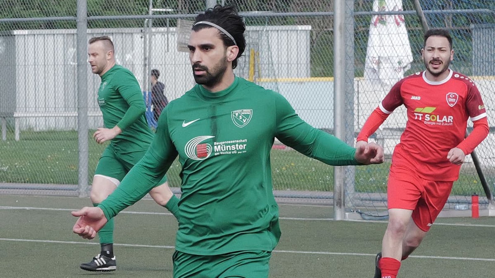 Bitter für den TSV Münster: Dem Abwehrroutinier Ismet Alkan (vorne) droht eine längere Pause.Archiv/Günter Bergmann Bitter für den TSV Münster: Dem Abwehrroutinier Ismet Alkan (vorne) droht eine längere Pause.Archiv/Günter Bergmann