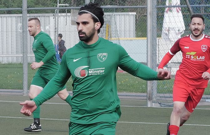 Bitter für den TSV Münster: Dem Abwehrroutinier Ismet Alkan (vorne) droht eine längere Pause.<span class='image-autor'>Archiv/Günter Bergmann</span>