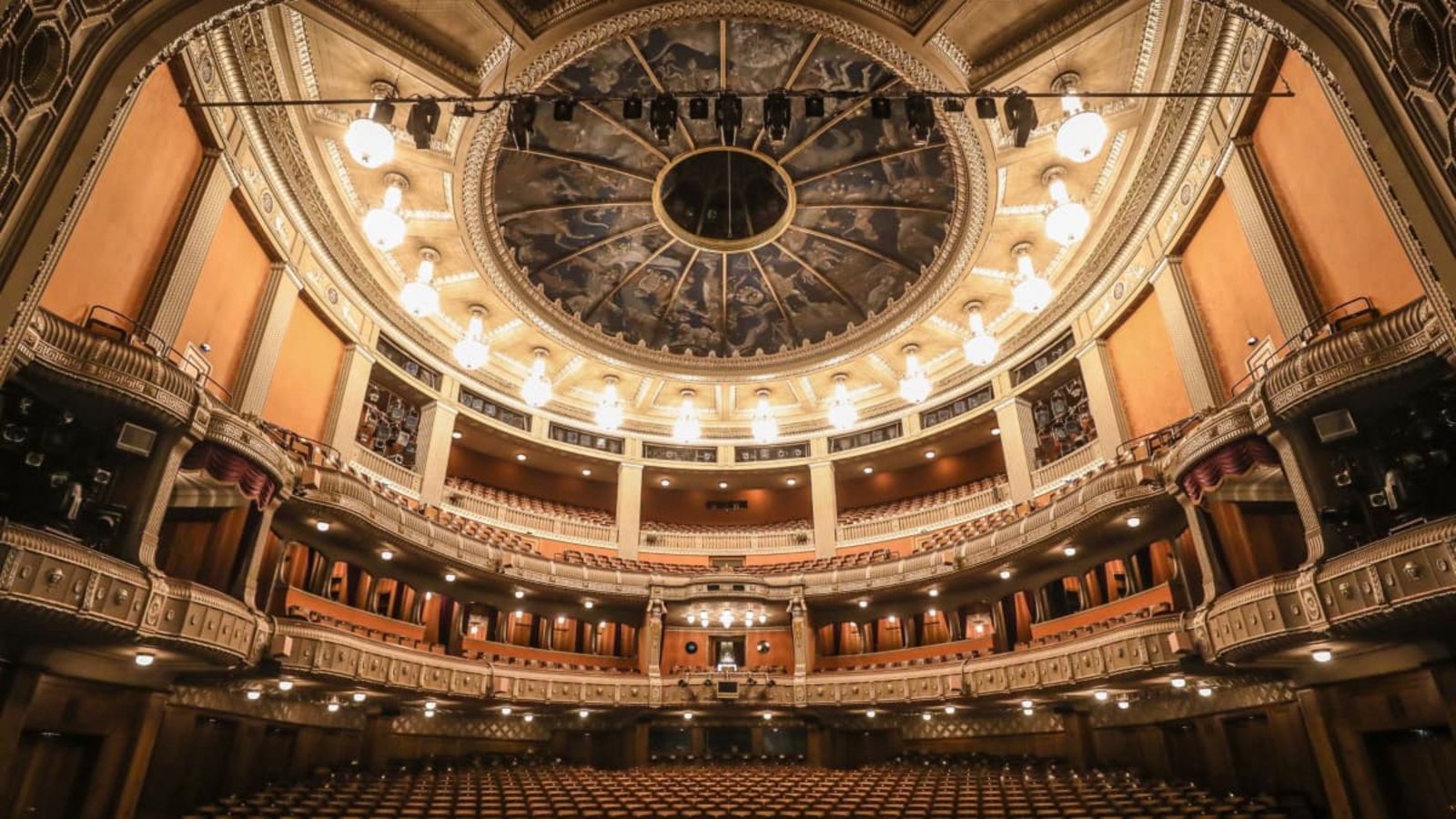 Ein Stuttgarter Juwel: Das Opernhaus am Eckensee, vom Architekten Max Littmann geplant und 1912 eröffnet.Lichtgut/Christoph Schmidt Ein Stuttgarter Juwel: Das Opernhaus am Eckensee, vom Architekten Max Littmann geplant und 1912 eröffnet.Lichtgut/Christoph Schmidt