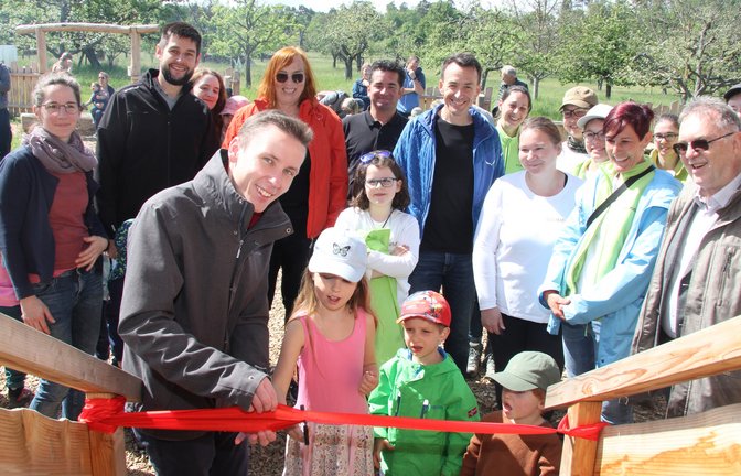 Die Kinder helfen Bürgermeister Carsten Willing beim Durchschneiden des Bandes an der Treppe zur Veranda des Kindergartens.  <span class='image-autor'>Fotos: Banholzer</span>